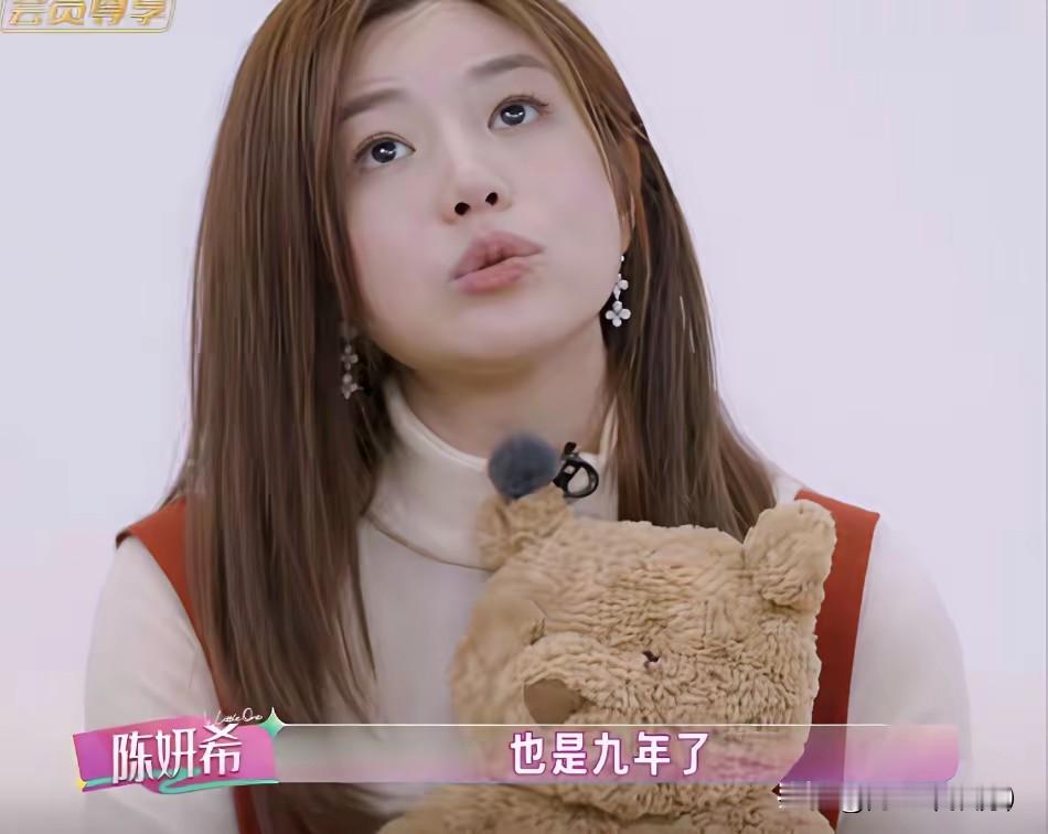 陈妍希，格局通透得太多，她早已官宣和陈晓离婚，独自带着儿子在北京生活，明明家人都在台湾，她完全可以带