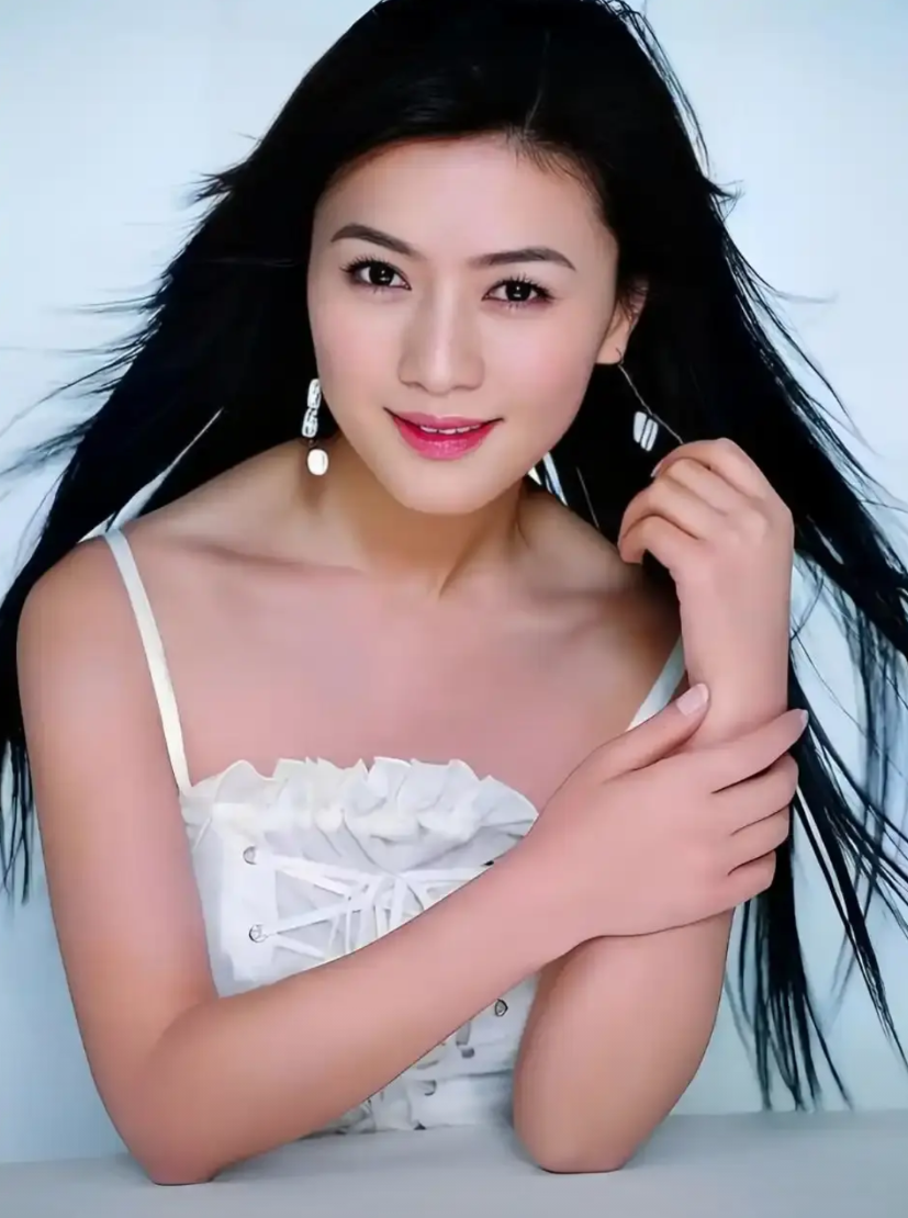 2001年，陆毅的老婆鲍蕾在接受采访时，对昔日同学田海蓉极尽讽刺：“她追了我老公
