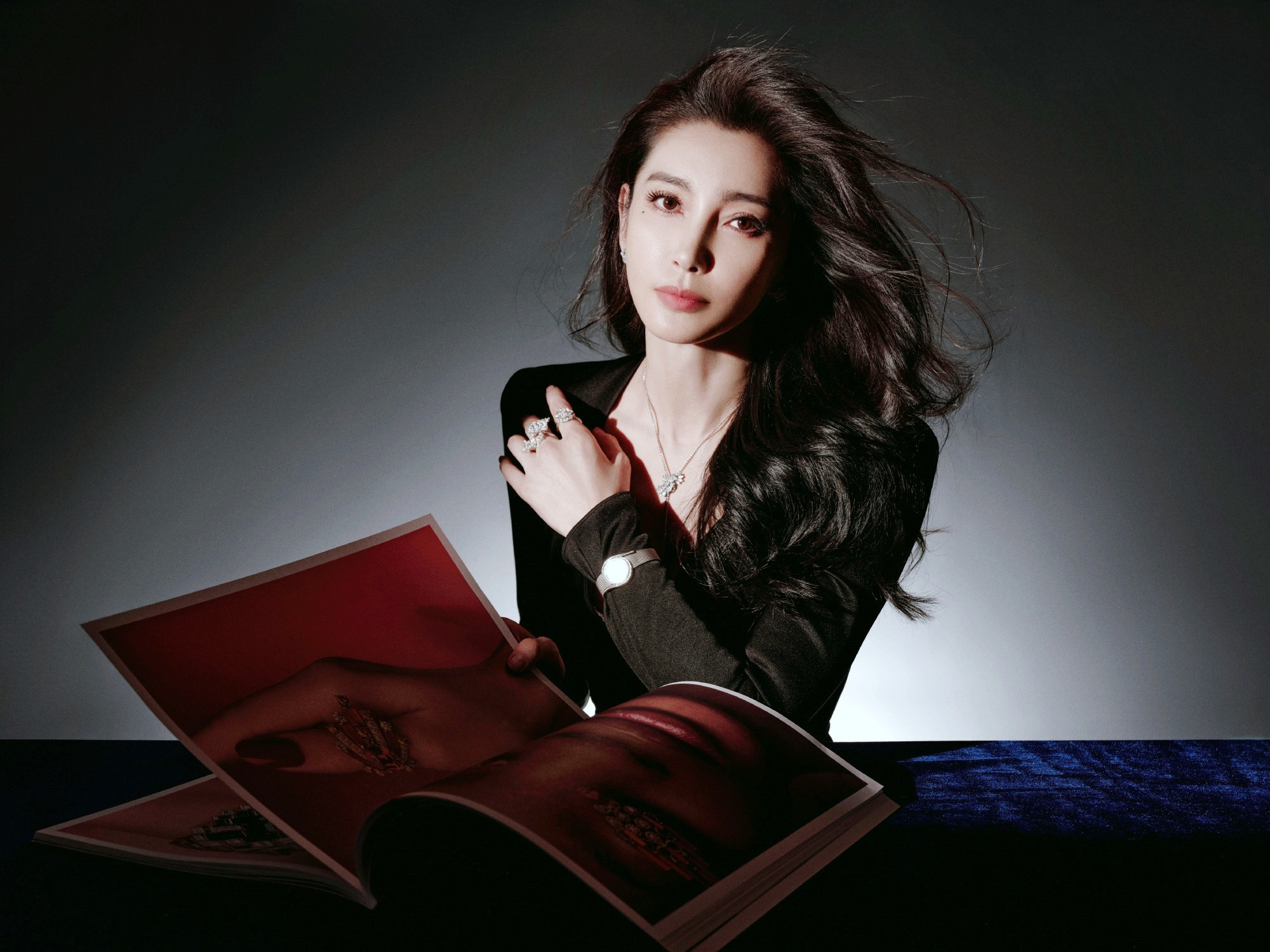 李冰冰酷黑穿搭，50+的年纪状态依然很好啊。李冰冰