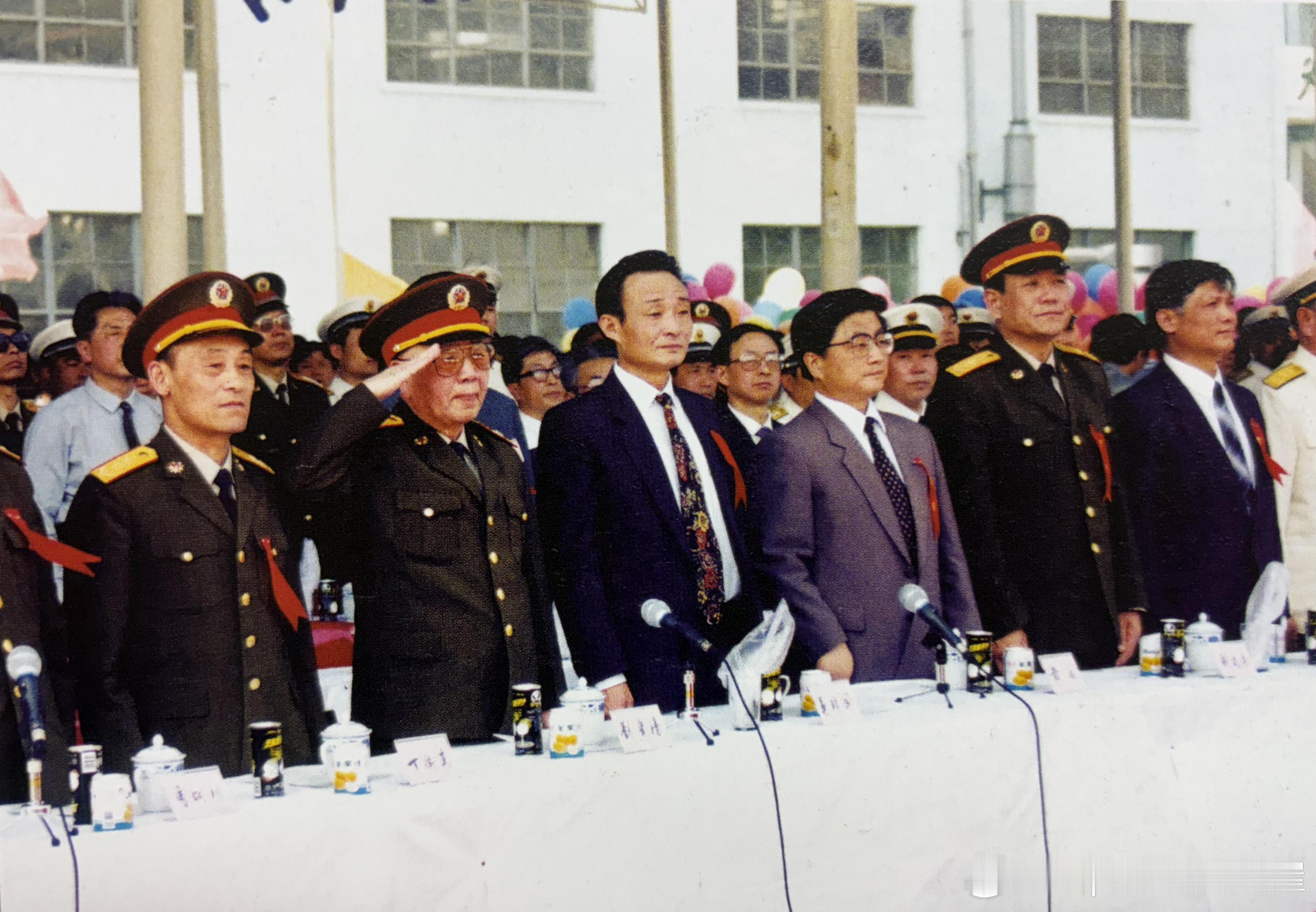 1994年5月8日中央军委、总参、国防科工委、海军、上海市及中央有关部委领导在江