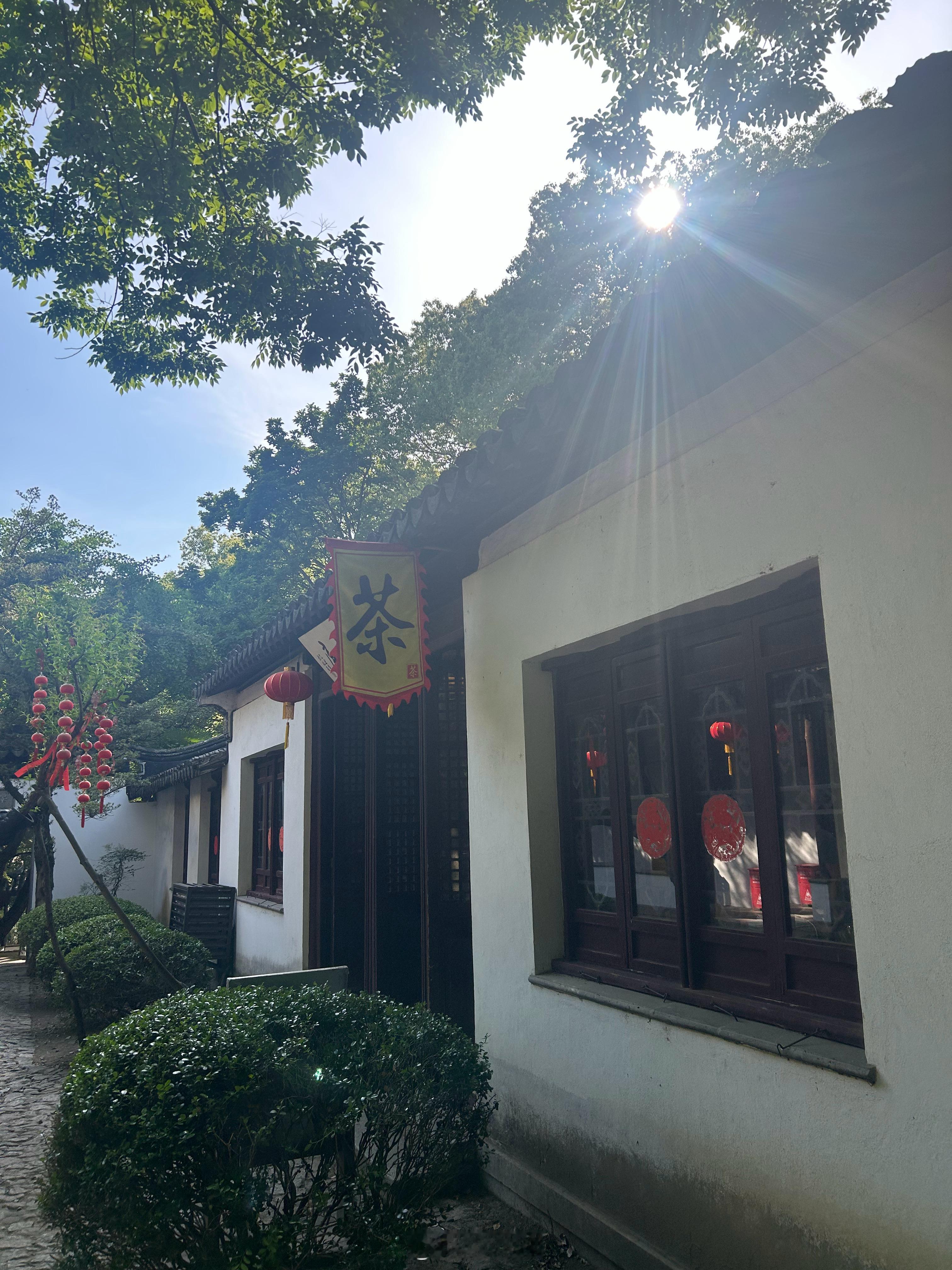 踏过南天门古朴山门，闯入山野藏起的温柔秘境。林间碎阳洒落青石板，山风裹挟草木清欢