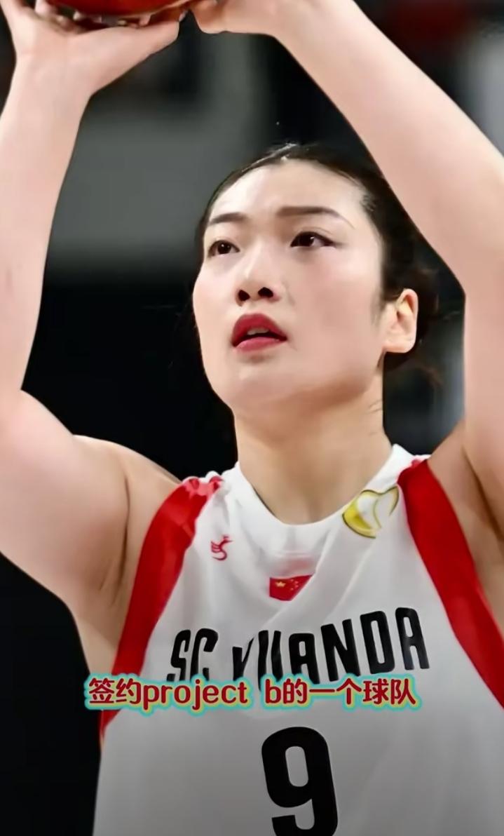 中国女篮第一人李梦，签下了新国际联赛，年薪200万美元≈1400万人民币，还是核