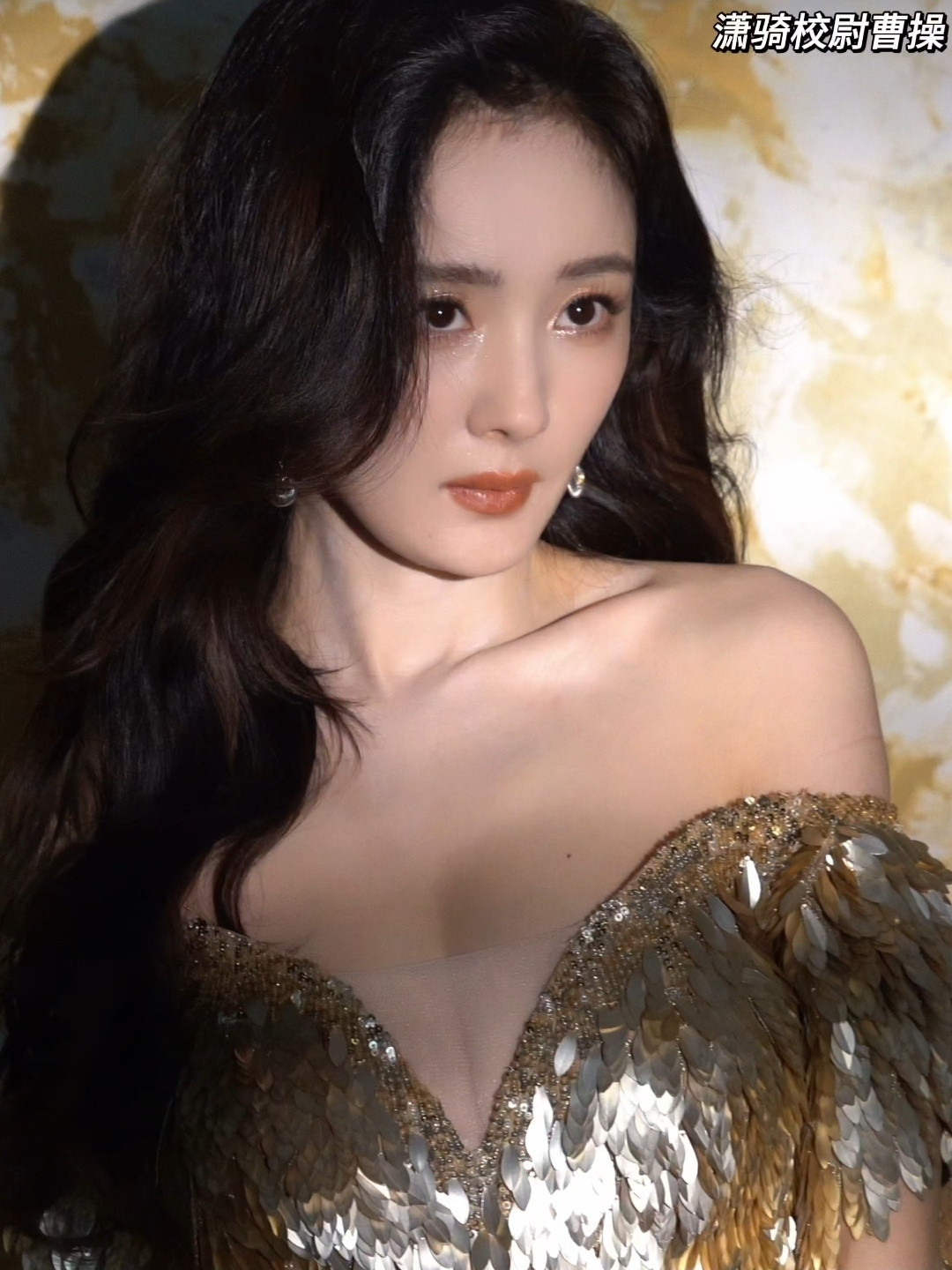 杨幂「晶核」活动现场，这场妆造真的好美✨​​​