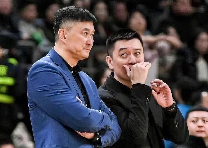杜锋：杨解说，看来我要步你后尘了？感觉我的球员都在演我呢！杨鸣：看来你也不比我