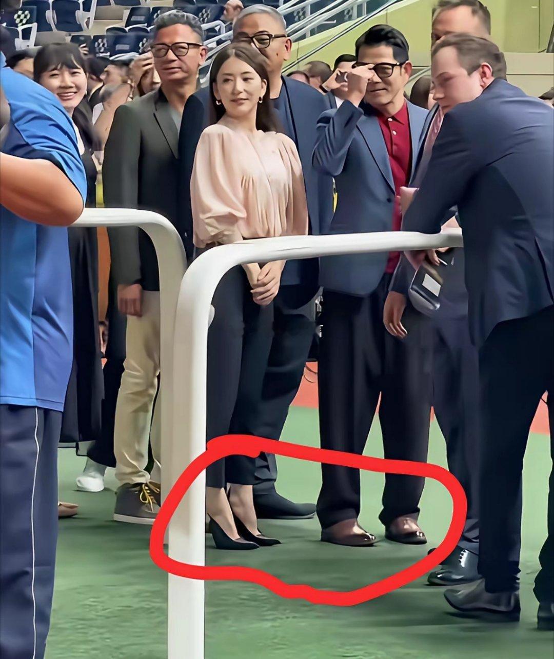 方媛挺高的啊，都要赶上郭富城了，找她改良身高基因是对的​​​