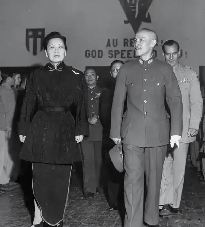 1975年4月5日，台北士林官邸内风雨交加，88岁的蒋介石因心脏病突发离世。这位曾叱咤风云的政治强人