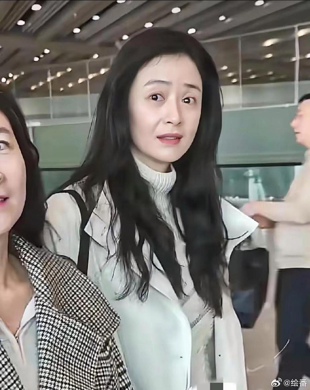 蒋欣怎么这么憔悴？皮肤都胯了…​​​