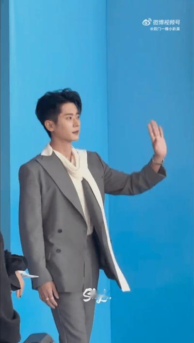 林允红毯摔跤原来早有预兆白天林允发的出发图配文：这次发型很“drama”，现