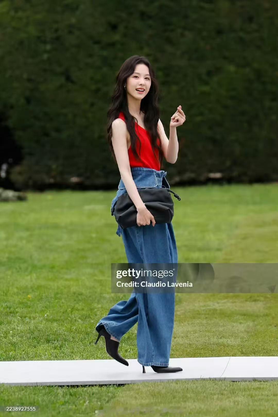 陈都灵红色背心牛仔裤​​​这个嘟嘟怎么如此美萌～这一套太好看太松弛了！​​​