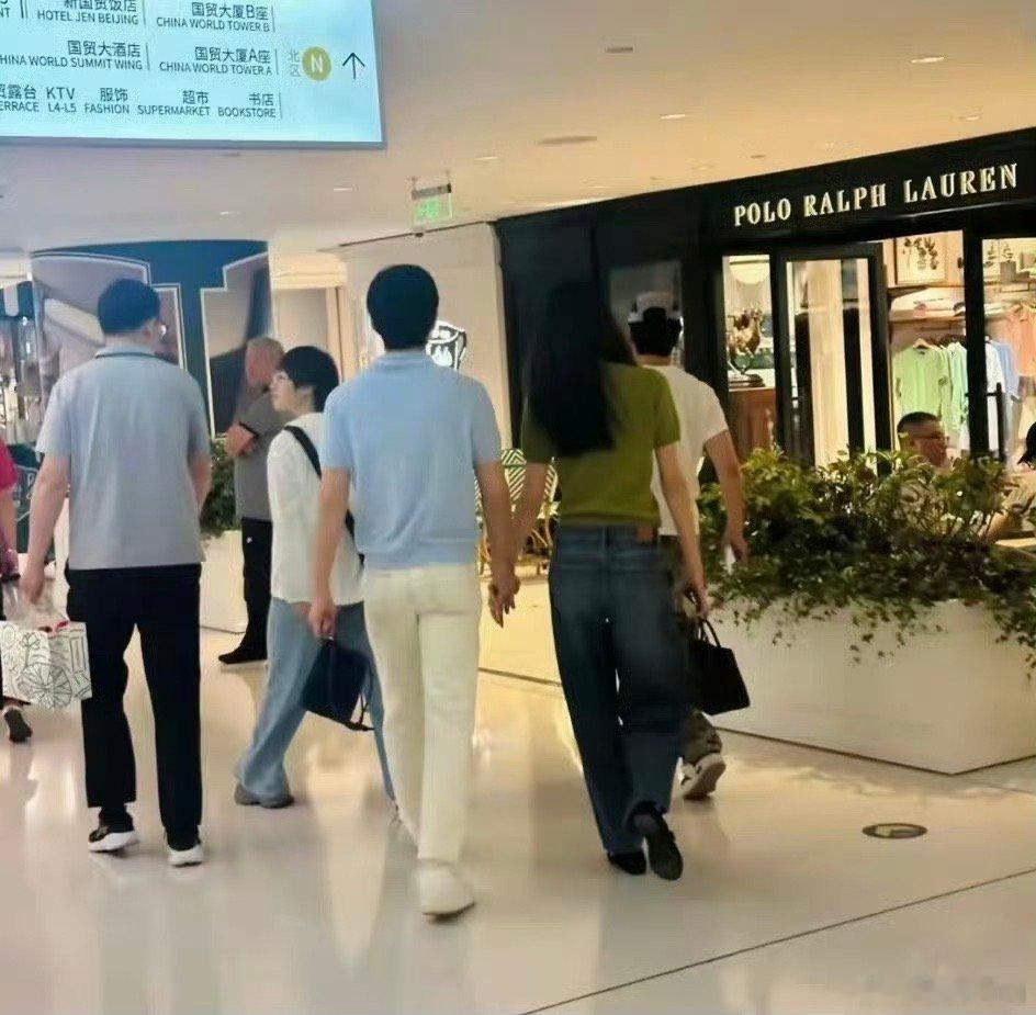 井柏然刘雯搂腰逛超市从T台到生活，这对CP的甜蜜日常也太让人羡慕了，搂腰细节直