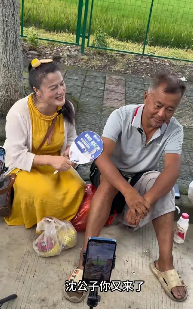 流浪大师沈巍被女子阿兰表白时，居然歪着头，连正眼都不看她一下，那场面真是既好笑又
