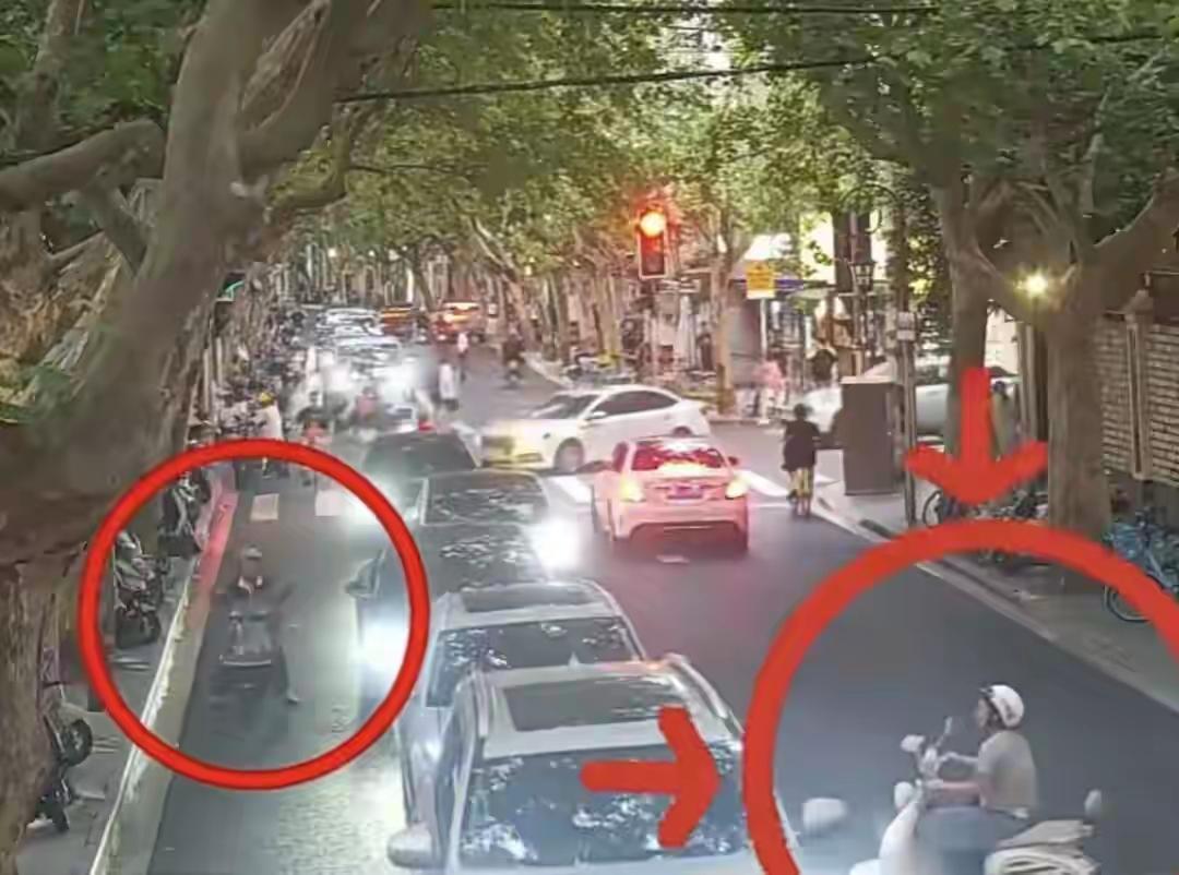 “我被撞了就活该吗？”女子骑车横穿马路被撞，交警一句话怼得她哑口无言。“那意