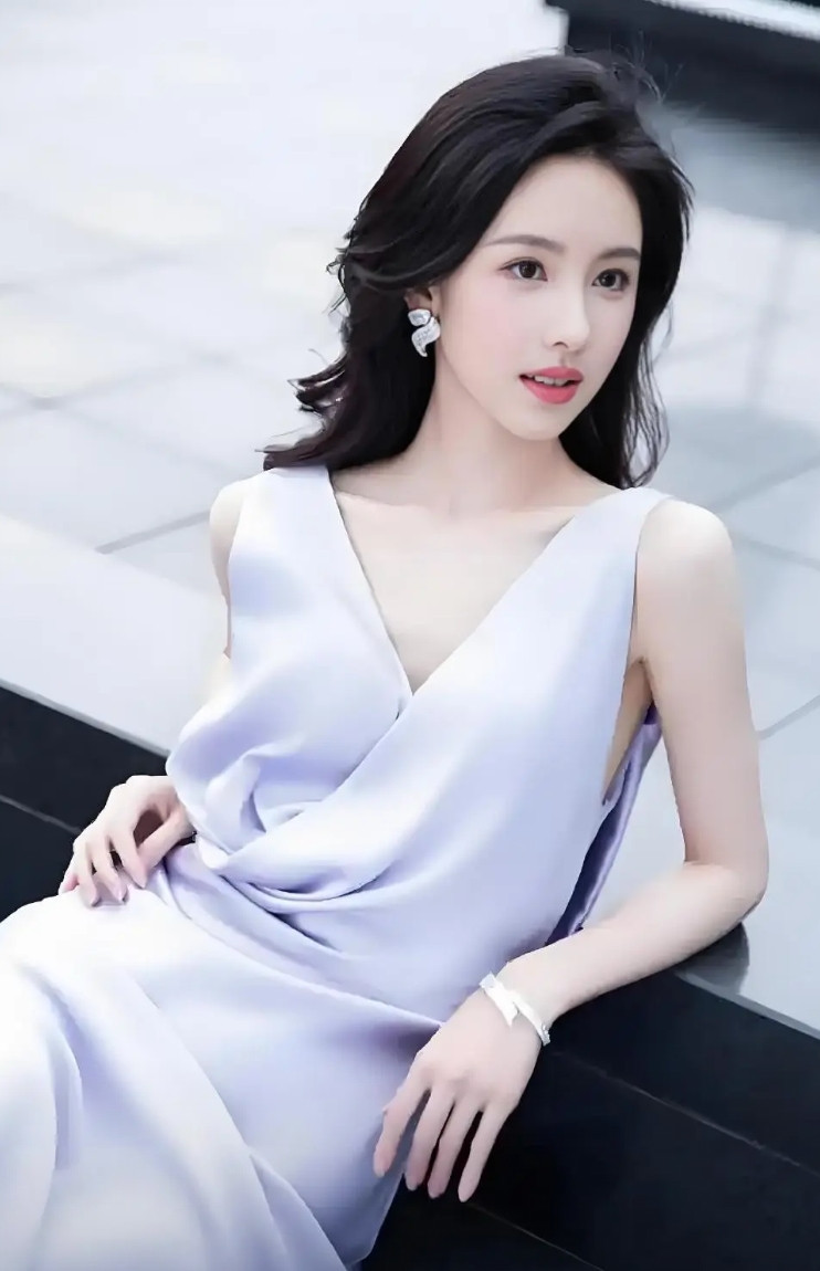 我猜现在全网最憋屈的就是陈都灵了吧出道十年，出演了45部作品，却不如一个素人，