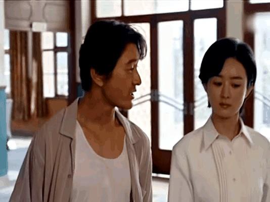 黄晓明这次真把“油”擦干净了。新剧《小城大事》开播十分钟收视就飙到2.8