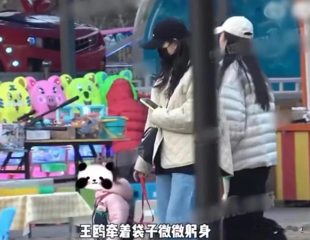 8月31日，有媒体拍到王鸥带孩子上私教，王鸥有孩子这不是什么秘密，但公开拍到母女