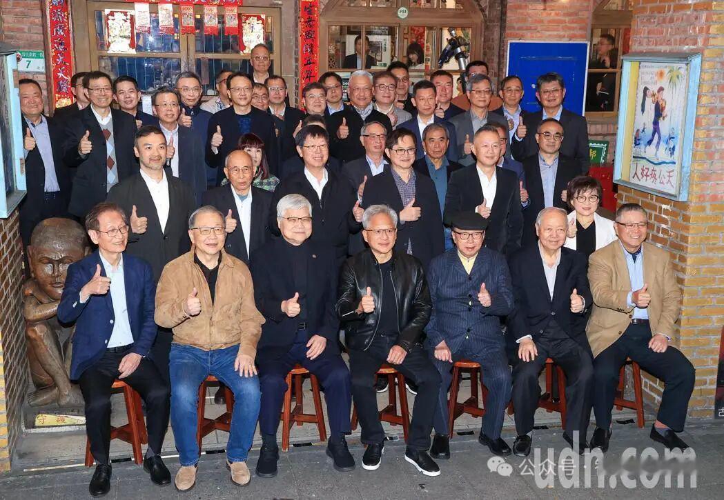 英伟达CEO黄仁勋（前中）；华硕创办人施崇棠（前左起）、联发科执行长蔡力行、台积