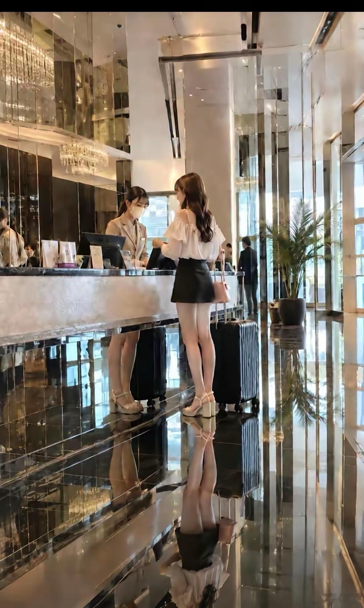 这酒店的地板像镜子一样，太干净了