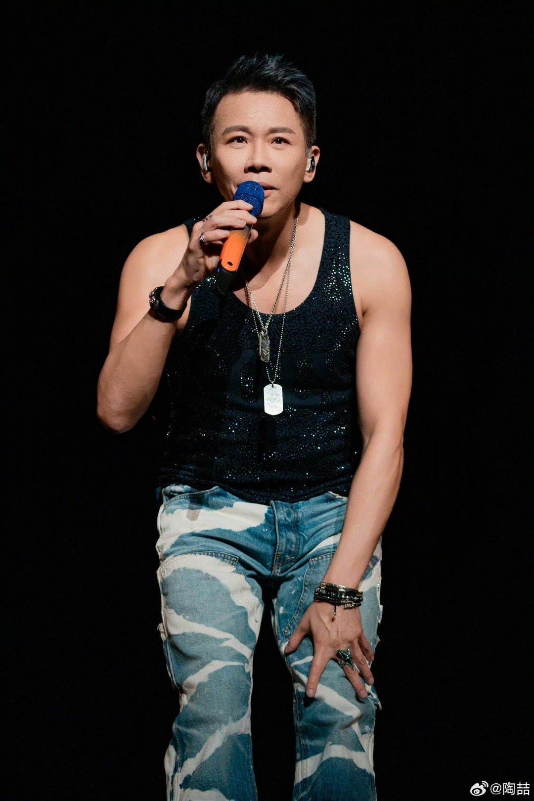 陶喆已经练成这样了陶喆的肌肉和才华一样耀眼！巡演健身两不误，还玩心大发把肌肉形