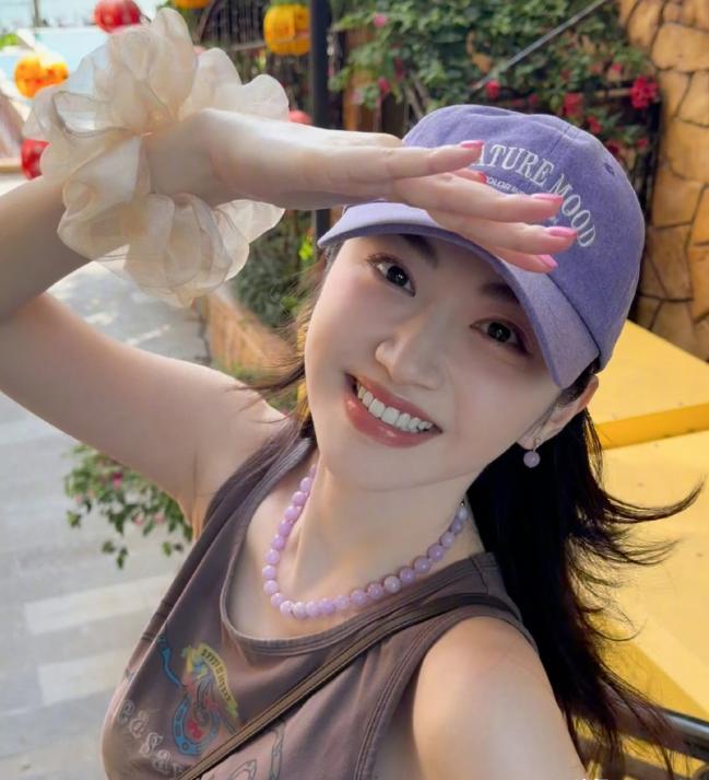 8月28日一大早，景甜亲自发声，别的明星塌房，都是强势辟谣，她却不走寻常路，直接
