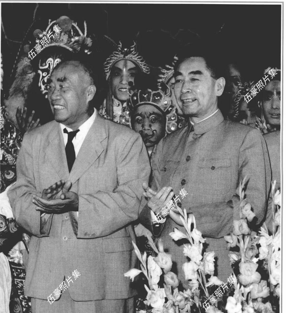 1960年，朱德元帅和周恩来总理等在观看京剧表演后，和演员们的亲切合影。周恩来和