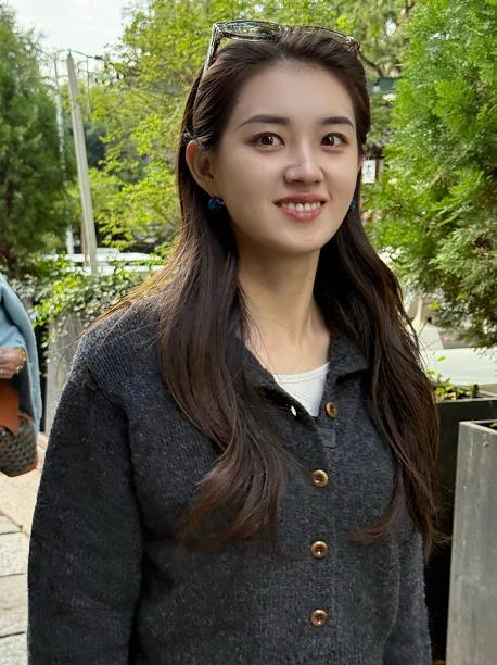 短剧演员郭宇欣在“横店微短剧之夜”红毯及内场环节身穿的黑色闪钻长裙已经连续穿了三