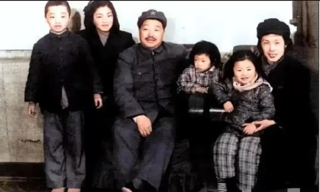 贺老总的一张全家福，弥足珍贵的老照片。照片拍摄于1951年，贺老总坐在沙发上，