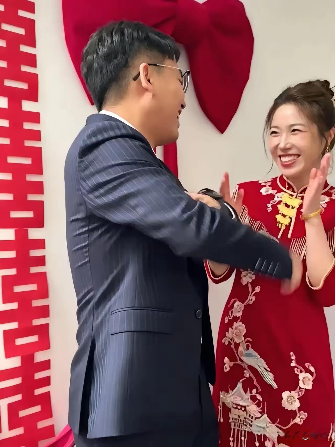 ：厦门婚礼引热议，32岁新娘曾是新郎高一班主任，毕业多年相恋你怎么看？福建