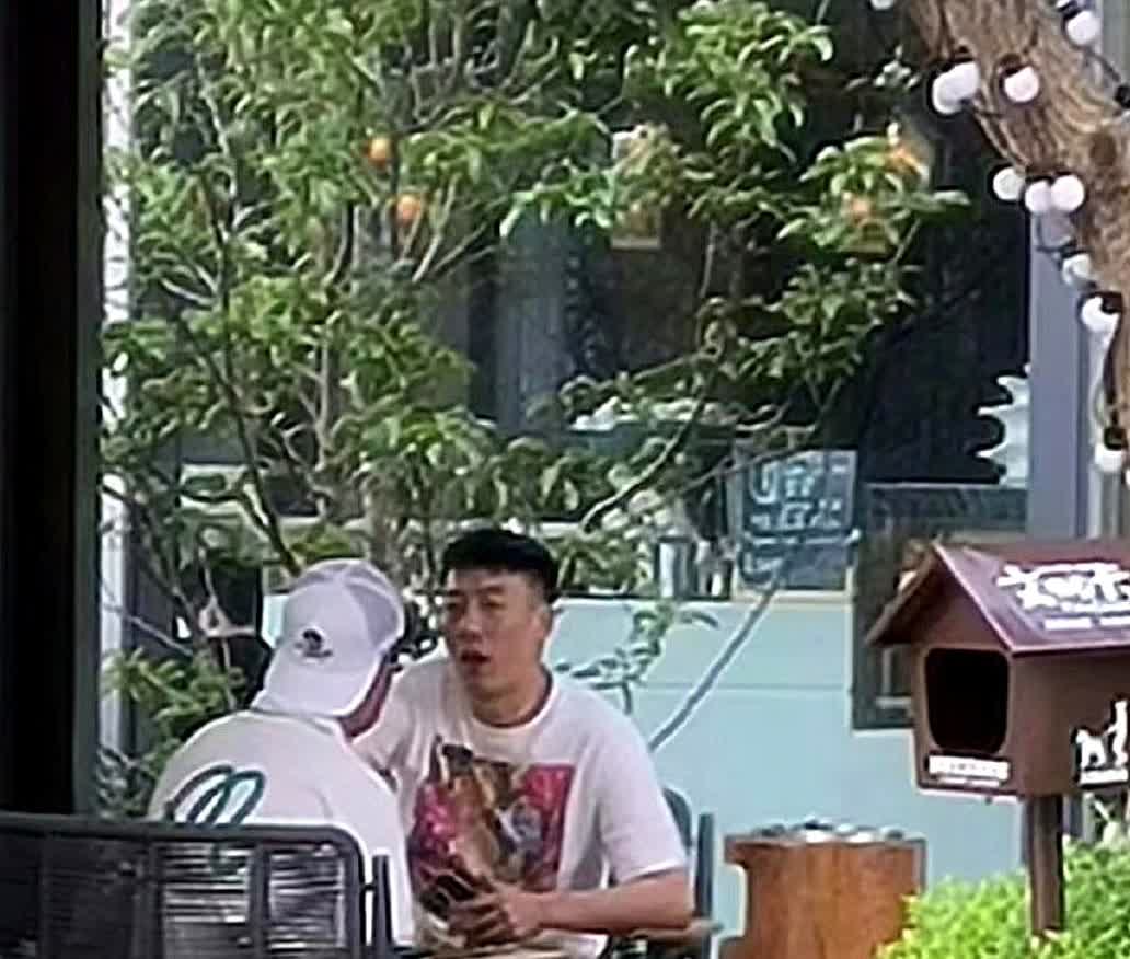 有球迷偶遇到了曾经效力过上海申花和广州队的秦升。这位前国脚已经出来了，但