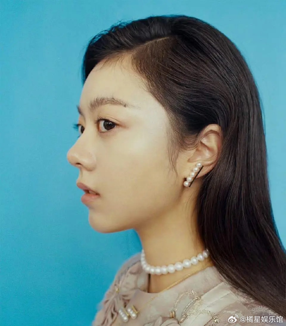 感觉赵今麦不时尚的很大原因是，脸始终让我们觉得是孩子