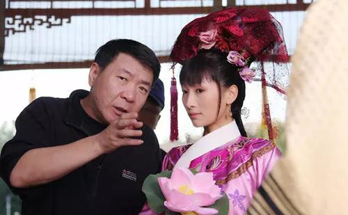 2010年，《甄嬛传》剧组全国海选，演员陶昕然与导演郑晓龙“商讨两个小时，最终得