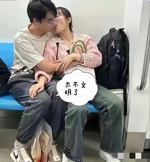 地铁上发生的一幕，两个年轻人可能把地铁当自己家了，忘我的秀恩爱