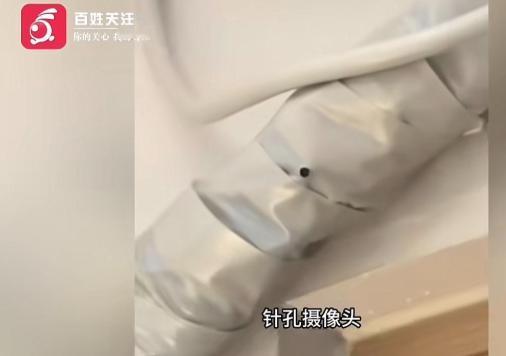 近日，四川成都，两女子入住一家民宿后准备休息，当其中一女子在房间里溜达时，正好发