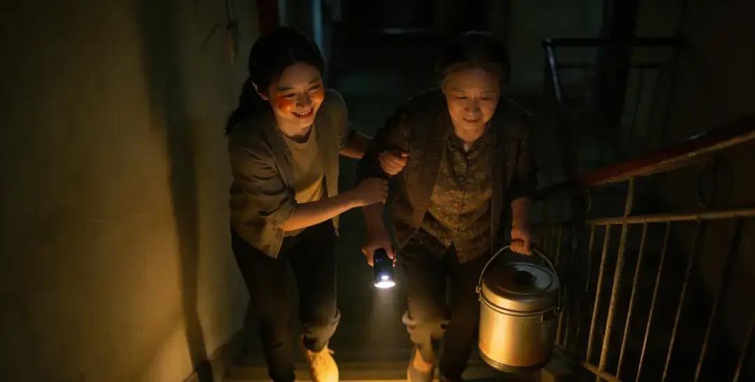 小林凌晨两点下班，给岗亭老张头递了杯热奶茶。老张头说电梯坏了得爬八楼。她拎着