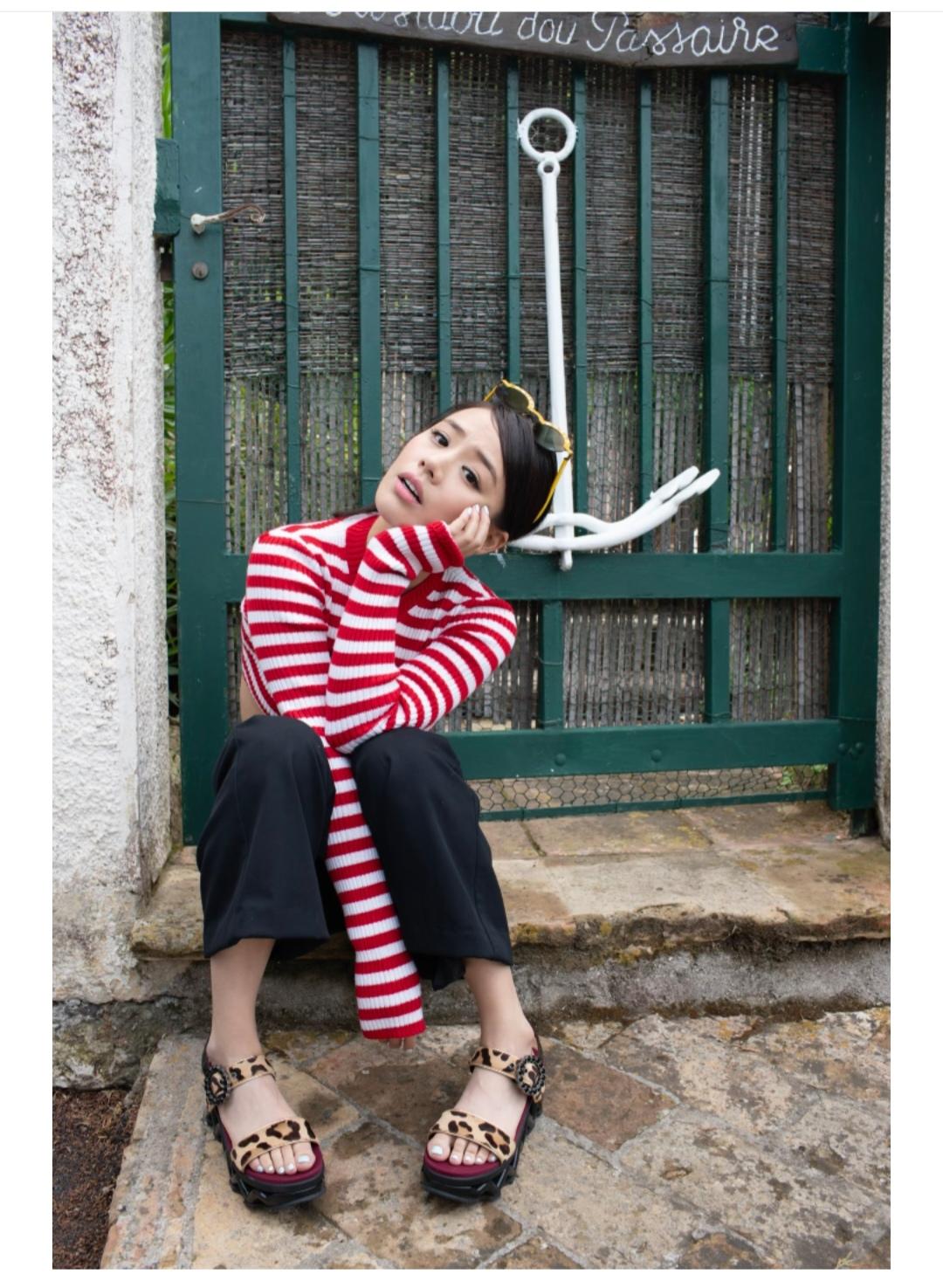 马思纯，脚趾指甲颜色有点和衣服不搭。