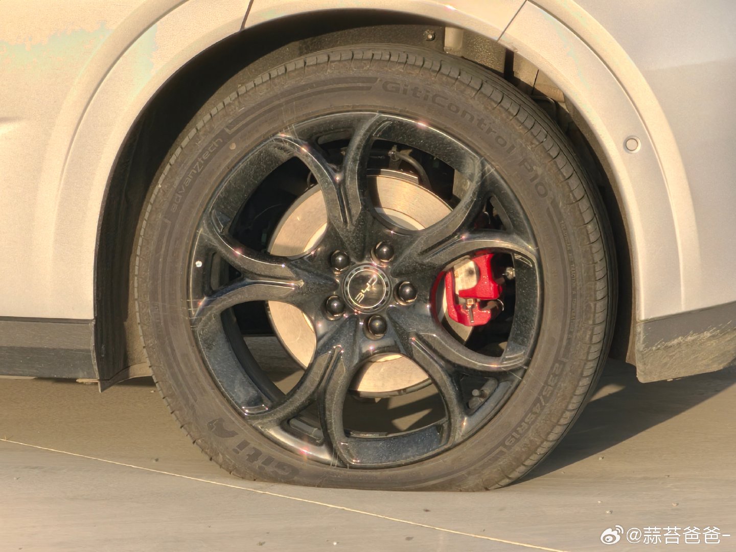 绝了，新新的高速上哪来的钉子[哭哭]#比亚迪##海豹06gt#​