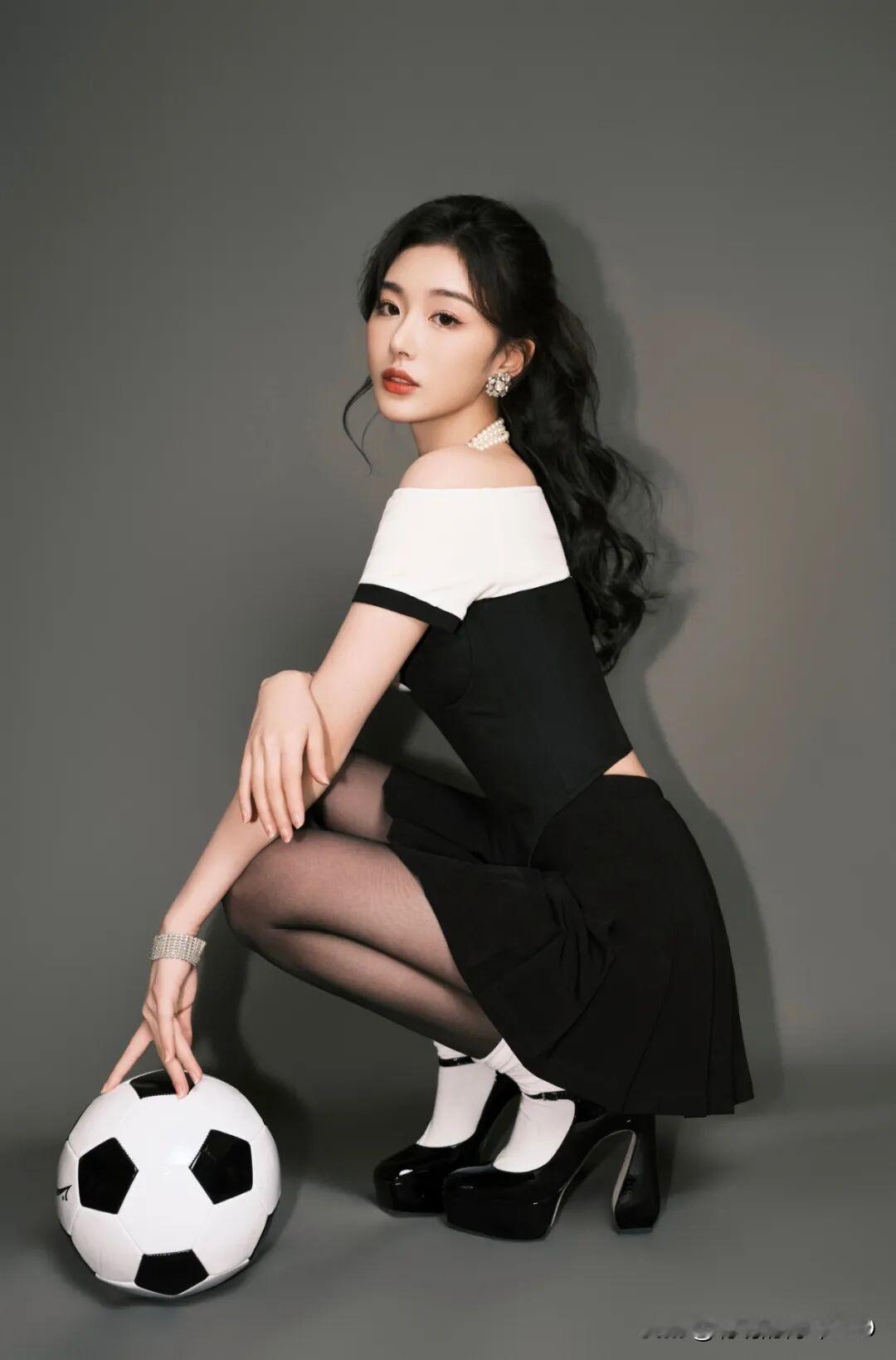 孔雪儿黑白穿搭，又甜又辣