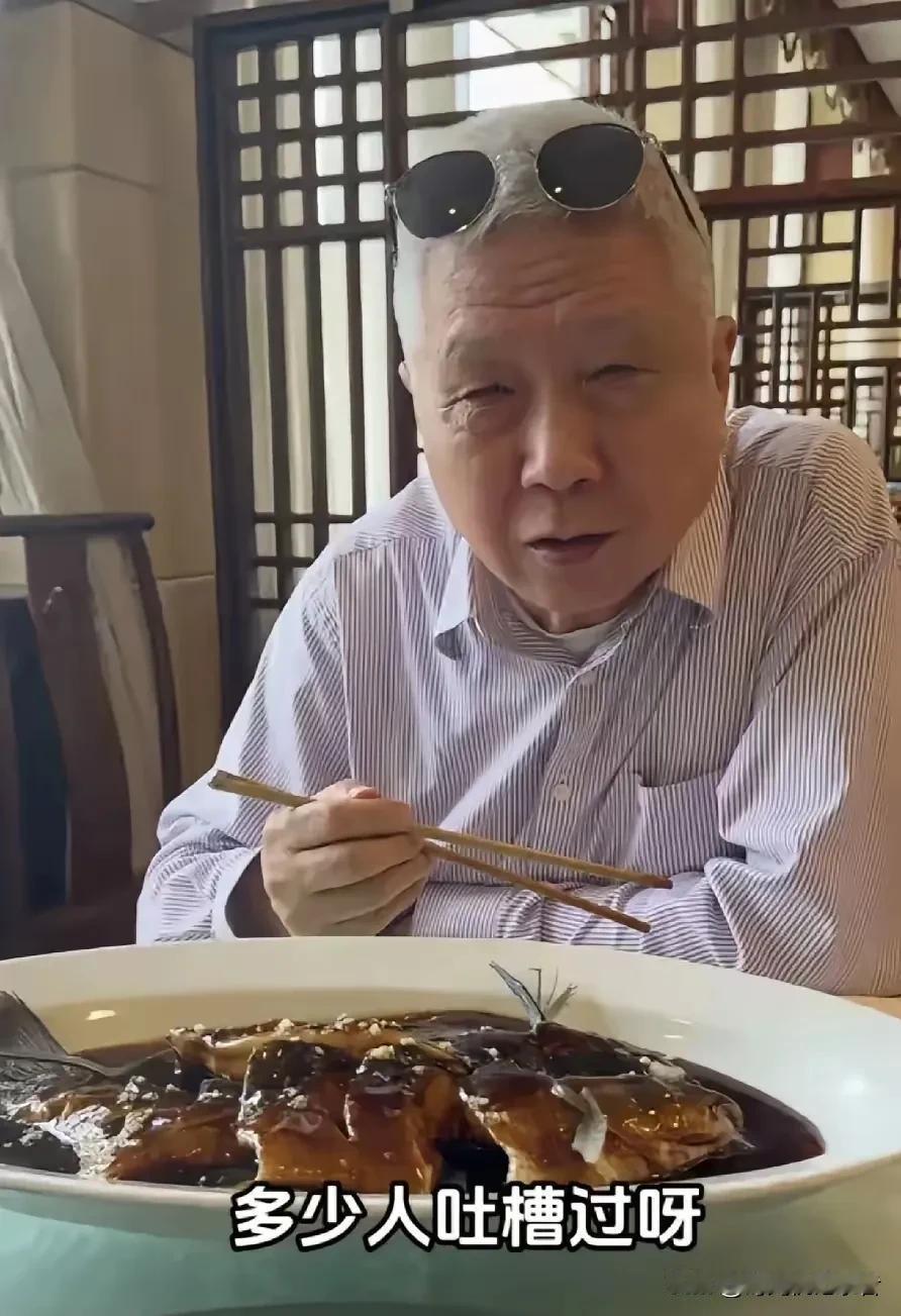 马未都都说西湖醋鱼不好吃，看来真的不好吃，没吃过之前以为像松鼠桂鱼一样，看到实物