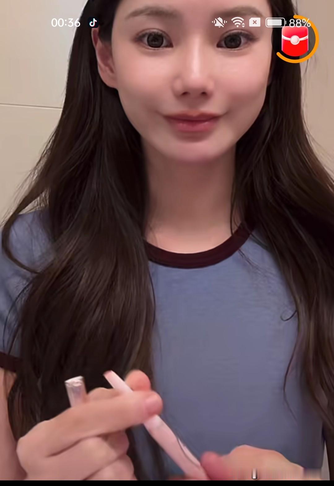 马小梅赢了大S不费吹灰之力，她不需要做什么努力，只要把自己每天打扮的漂漂亮亮的，