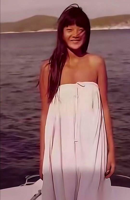 那张29岁洪晃在湖边的照片，按下快门的，是陈凯歌。时间，1990年。地点，纽约