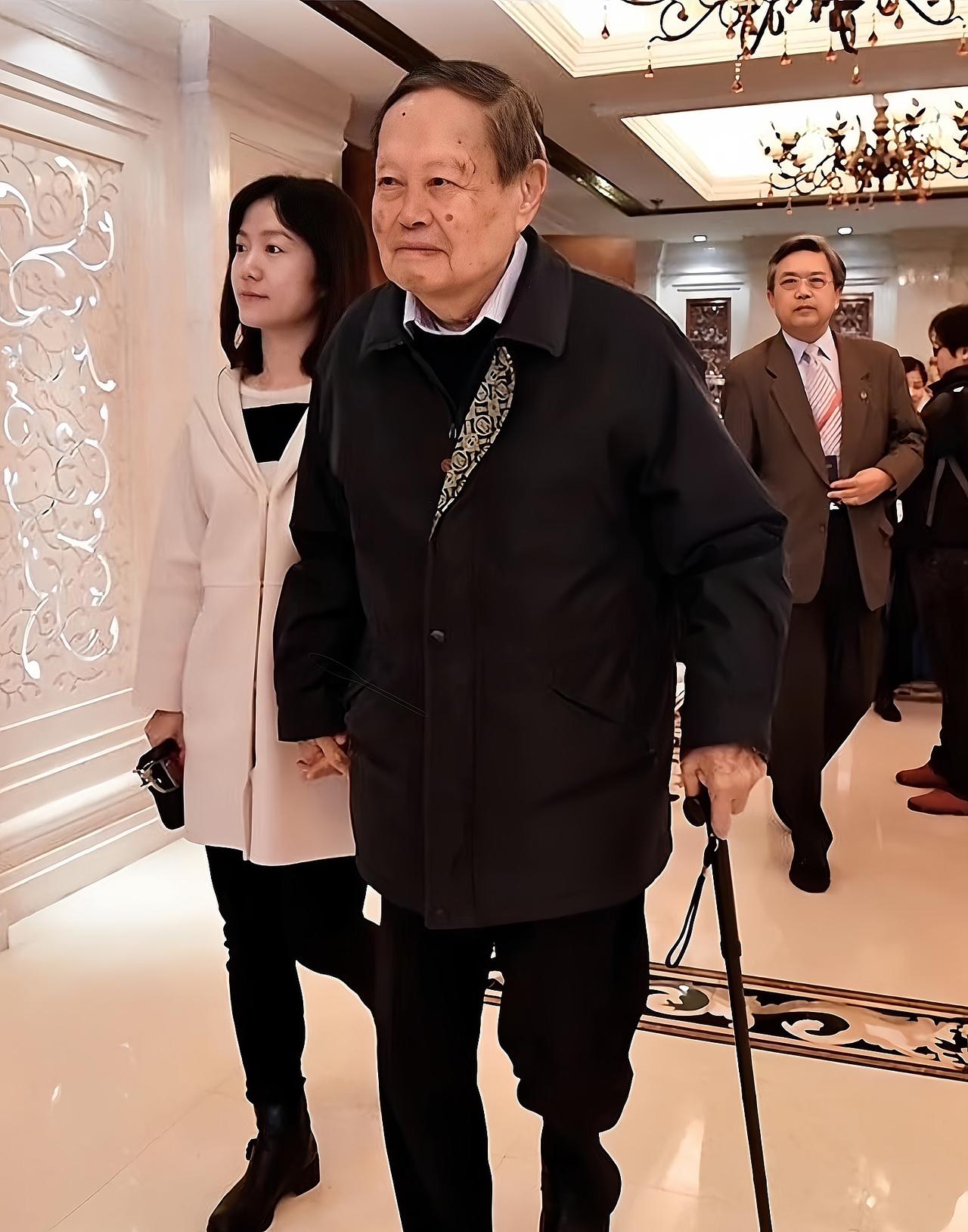 总是让人觉得哪里“反常”杨振宁已经103周岁了，​按常理来说，瘫痪、白发、失