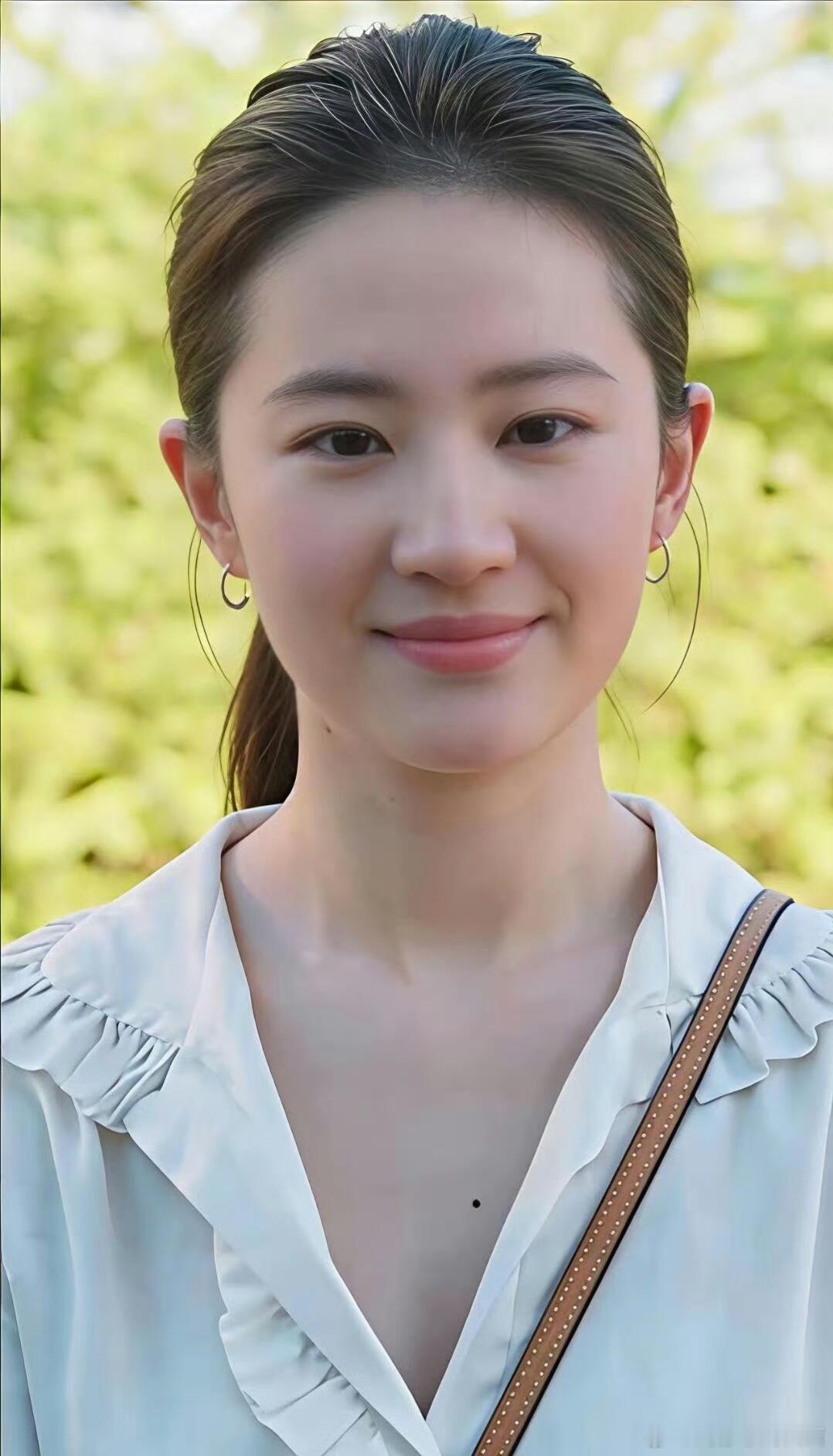 刘亦菲新剧《去有风的地方》太治愈了！她饰演的许红豆穿搭清新，气质温柔，简直让人移