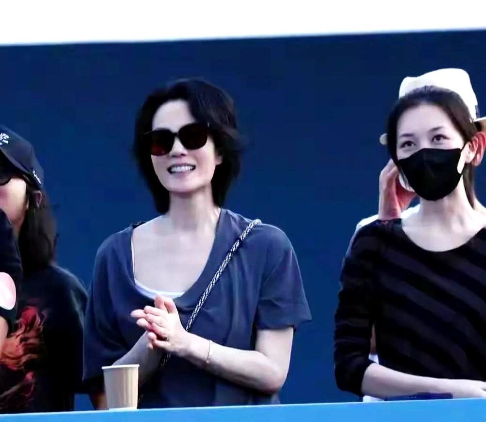 阿那亚音乐节后台，王菲偷偷拍了拍窦靖童的肩膀，催她摘下口罩去跟人敬酒打招呼。