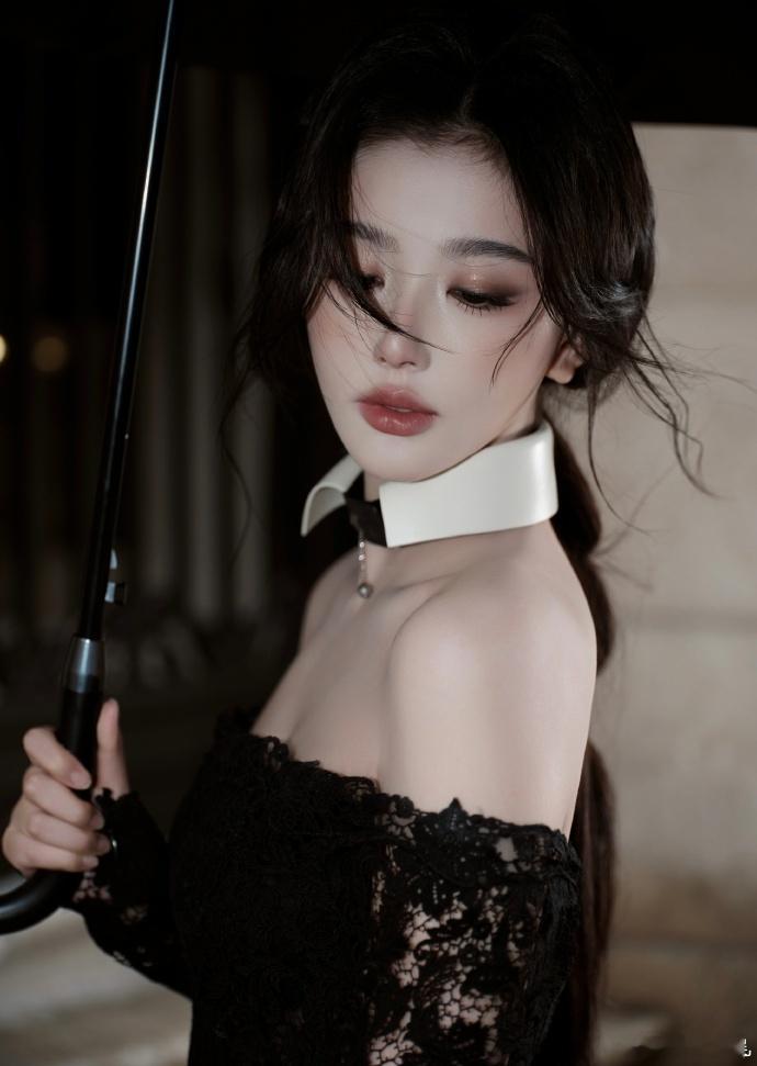 孔雪儿绝美肩颈线条孔雪儿冷艳黑裙造型黑裙配美人，肩颈线条好绝，冷艳气质直接拉满，