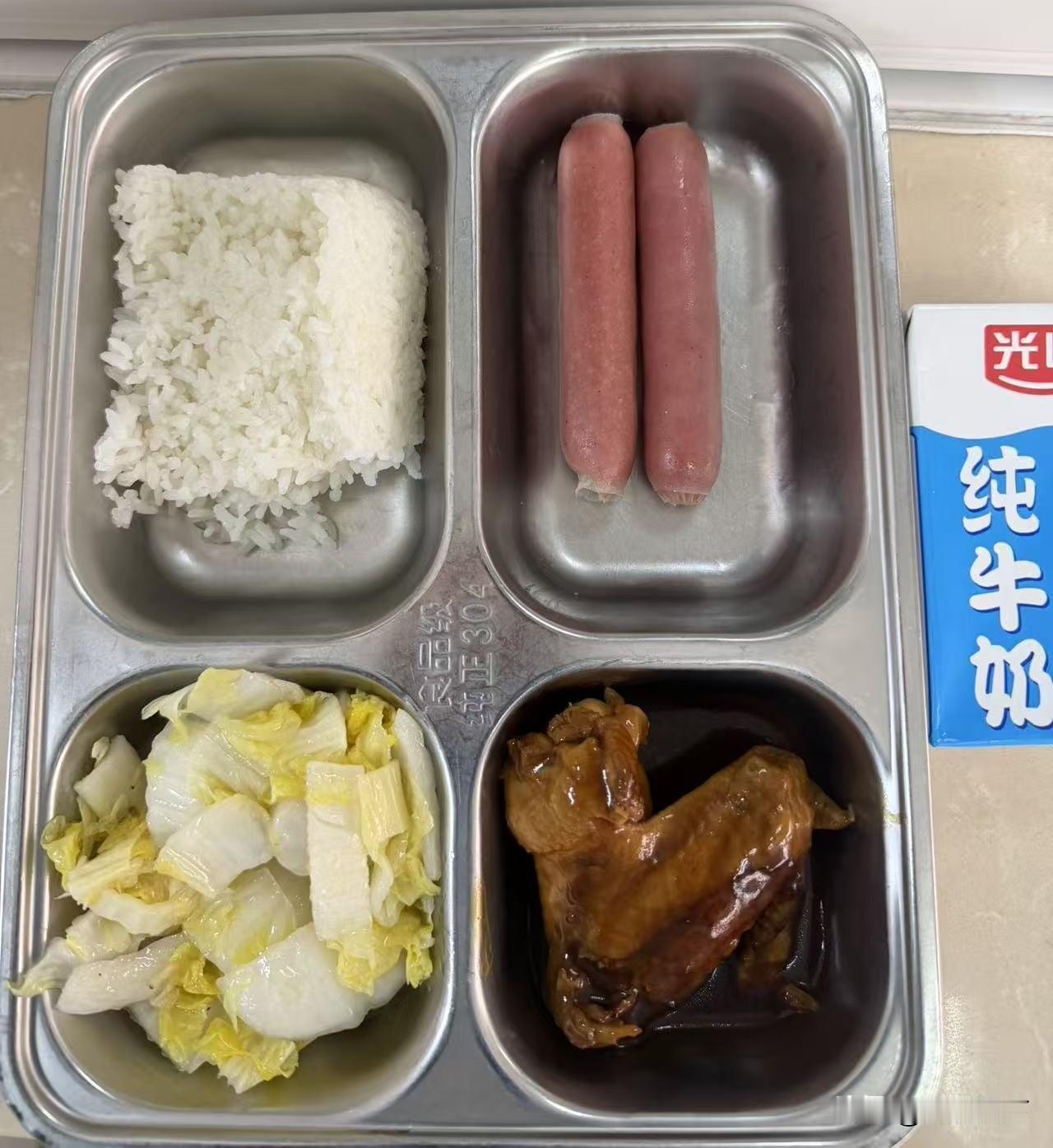 学校食堂推出9元套餐，要是你家孩子吃，会满意吗？最近常看到大家吐槽学校食堂饭菜