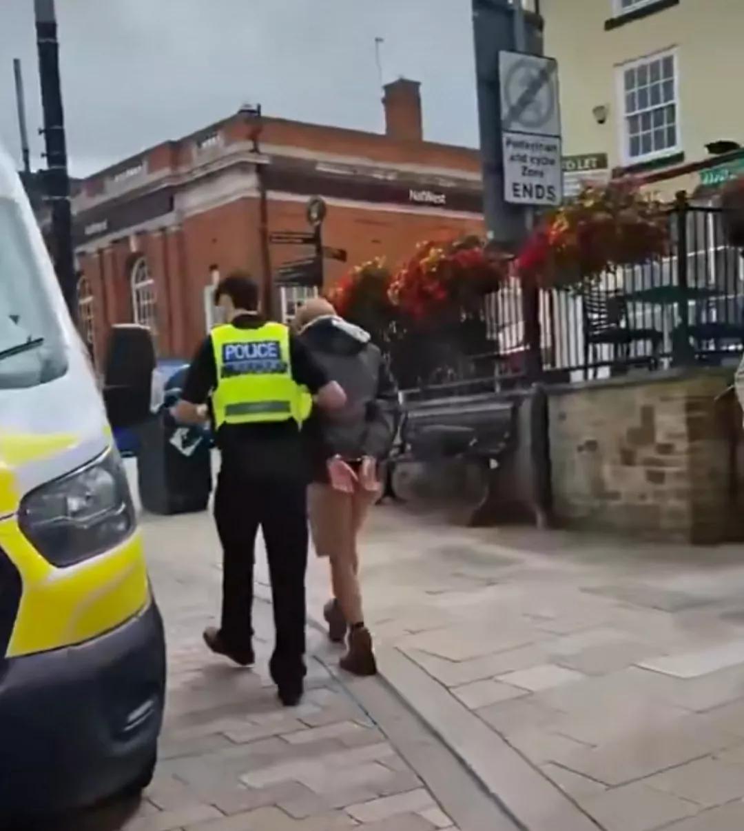 英国怎么了？一位牧师在街上朗读《圣经》，被警察逮捕。有人问:“为什么逮捕？”