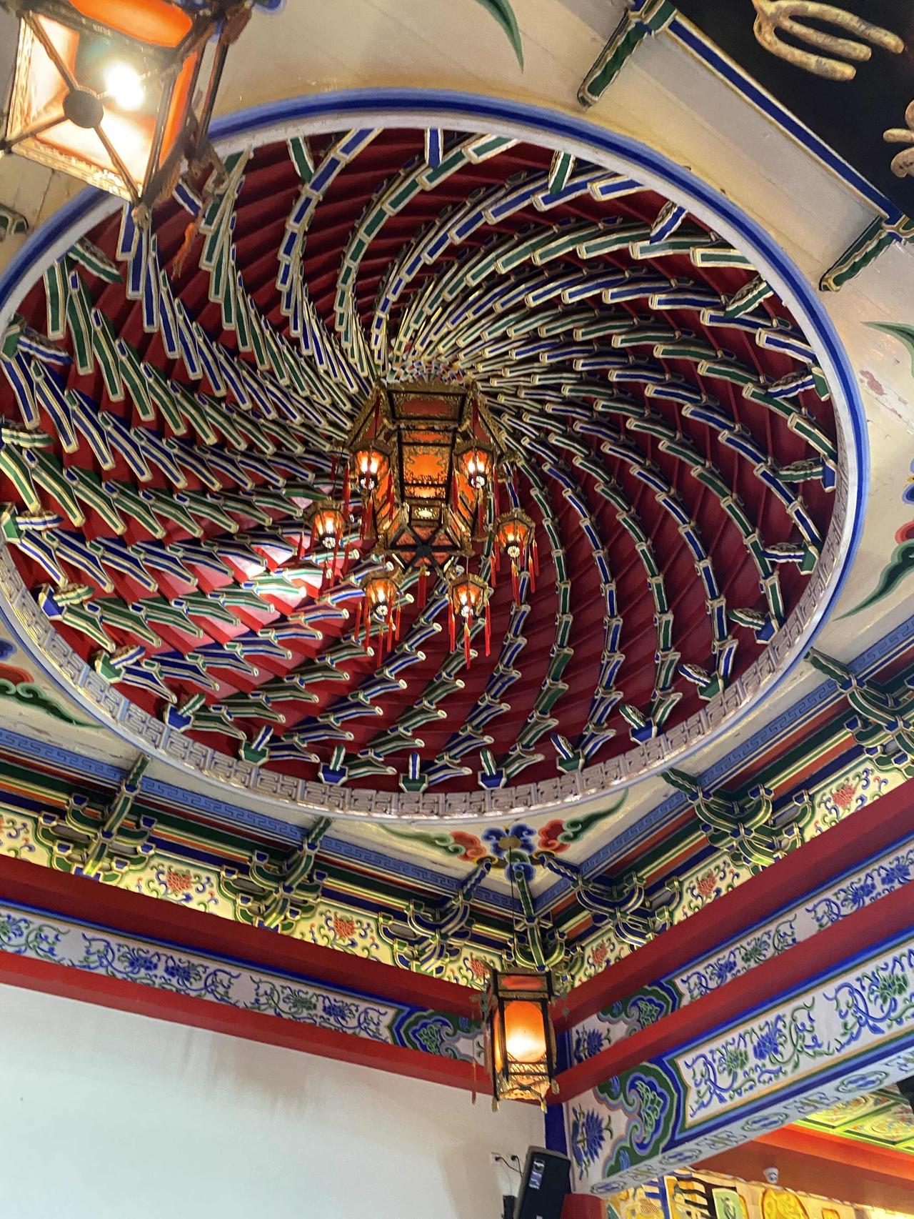 有钱人穷的时候是不信佛的,身无分文,没什么好失去的,不需要佛的保护。等有了钱后