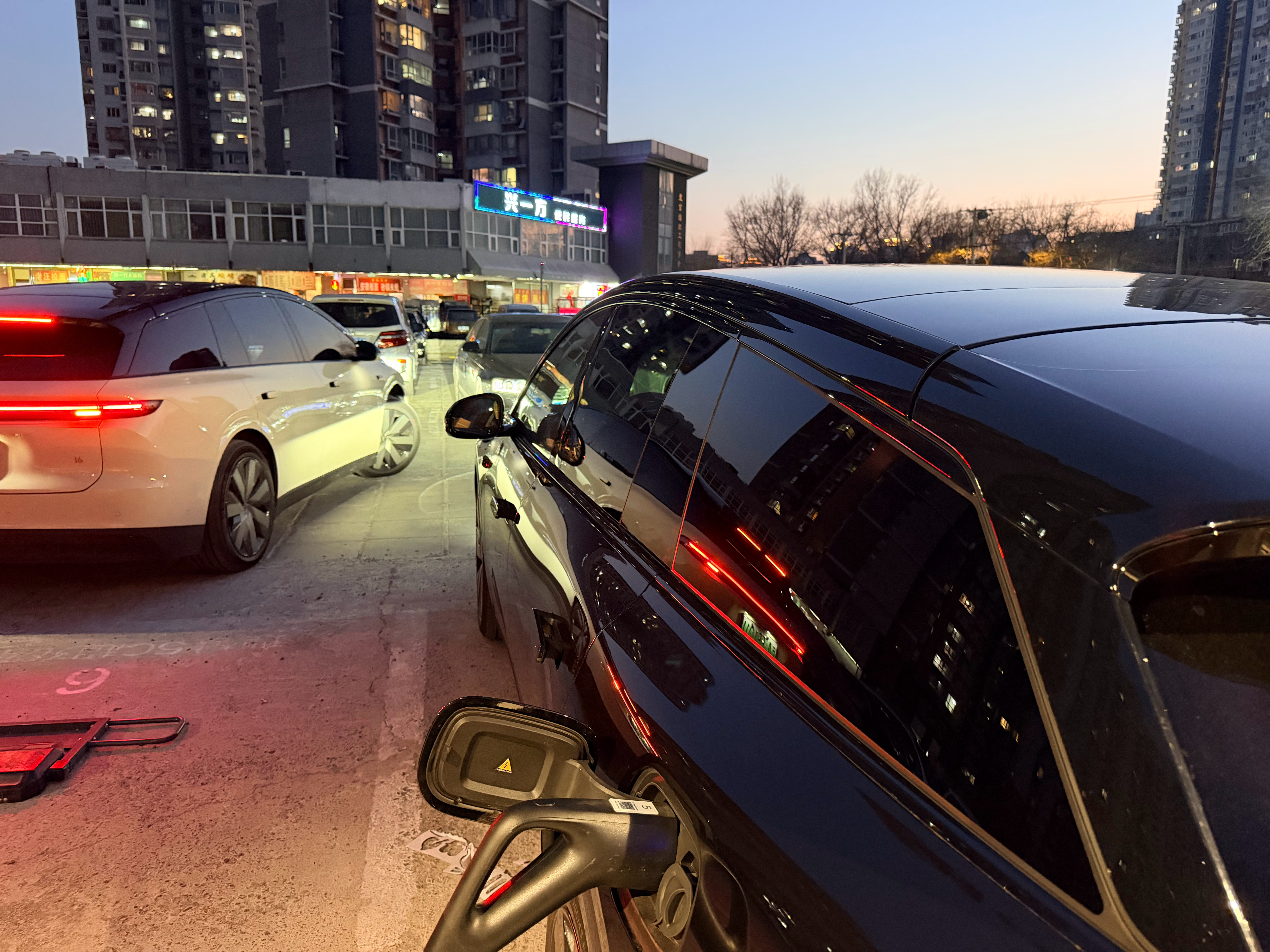 这磷酸铁锂的5C和三元锂5C，充起来也没多大区别呢，都是十几分钟解决。这个5C