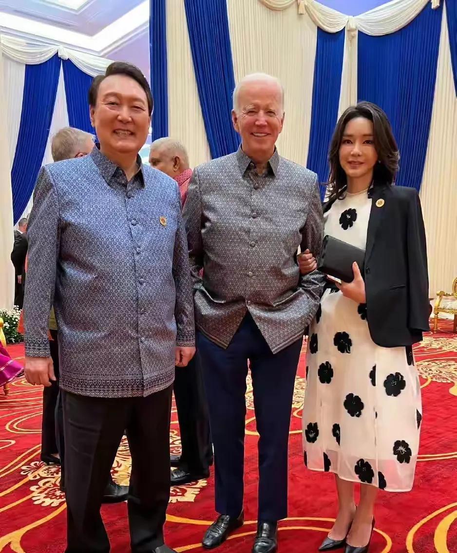 尹锡悦，你家被偷了，还笑的这么开心！尹锡悦夫妇和拜登同时出席活动，并拍照，但是