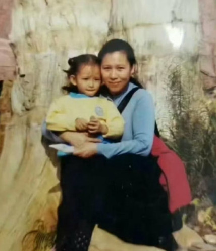 程潇现在VS小时候，衣服裤子都一模一样，神还原啊！