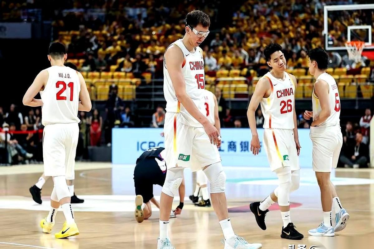 他把自己当成了科比，可教练明明是想让他来当罗德曼的。球一次次出手，一次次打铁。